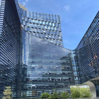 外墻清洗檢查下吊施工人員的著裝是否符合以下要求：